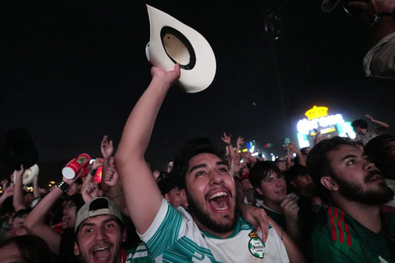 ARCHIVO - Aficionados celebran tras el gol de Luis Romo de México durante un partido del Mundial de fútbol entre la selección mexicana y la de Corea del Sur, el jueves 18 de junio de 2026, en la Fan Zone de la FIFA en Monterrey, México. (AP Foto/Dolores Ochoa, archivo)