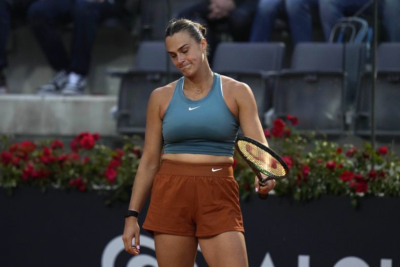 Aryna Sabalenka durante el partido contra Sofia Kenin en el Abierto de Italia, el jueves 11 de mayo de 2023, en Roma. (AP Foto/Alessandra Tarantino)