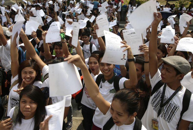 Estudiantes de la Universidad Polit&eacute;cnica de Filipinas muestran en lo alto sus formas en las que han manifestado su disposici&oacute;n a donar &oacute;rganos en Manila, el viernes 28 de febrero de 2014. Se recaudaron 3.548 compromisos de donaci&oac