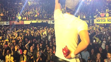 enrique iglesias sufre fractura, sale bien de cirugia