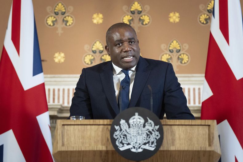 El ministro británico de Asuntos Exteriores, David Lammy, pronuncia un discurso sobre los planes del gobierno para imponer nuevas sanciones contra las finanzas de las redes de tráfico de personas, como parte de los esfuerzos para detener a los inmigrantes que cruzan el Canal de la Mancha, en Londres, jueves 9 de enero de 2025. (Stefan Rousseau/Pool Photo via AP)