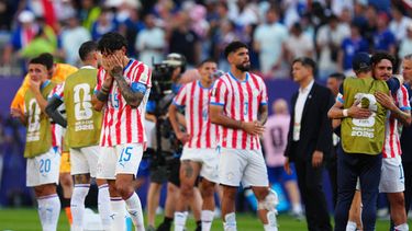 Gustavo Gómez y sus compañeros de Paraguay se lamentan tras la derrota ante Francia en los octavos de final de la Copa del Mundo, el sábado 4 de julio de 2026 en Filadelfia (AP Foto/Derik Hamilton)