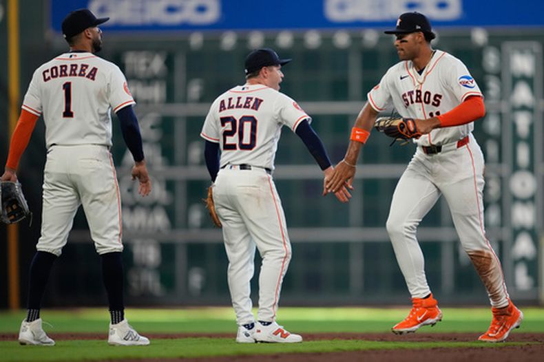 El tercera base de los Astros de Houston, Carlos Correa (1), el campocorto Nick Allen (20) y el jardinero derecho Cam Smith (11) celebran tras ganar un partido de béisbol contra los Angelinos de Los Ángeles en Houston, el domingo 29 de marzo de 2026. (Foto AP/Ashley Landis))