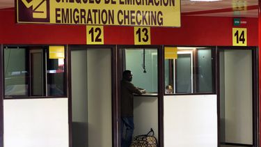 impuesto de salida de cuba se incluira en los billetes aereos a partir de mayo