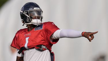 Cam Ward, quarterback de los Titans de Tennessee, señala a un costado del terreno durante una práctica realizada el martes 29 de julio de 2025 en Nashville (AP Foto/George Walker IV)
