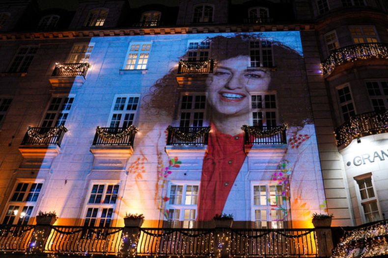 ARCHIVO – Una foto de Narges Mohammadi, galardonada con el Premio Nobel de la Paz, es proyectada en el muro del Grand Hotel en el centro de Oslo antes del banquete del Nobel, el 10 de diciembre de 2023. (Javad Parsa/NTB Scanpix vía AP, Archivo)