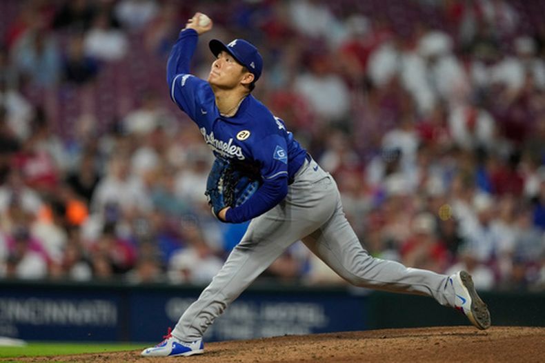 El pitcher de los Dodgers de Los Ángeles Yoshinobu Yamamoto lanza en la cuarta entrada ante los Rojos de Cincinnati el martes 15 de septiembre del 2026. (AP Foto/Carolyn Kaster)
