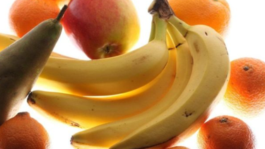 ¿por que las bananas se ponen marrones y aceleran la maduracion de las frutas que tienen al lado?