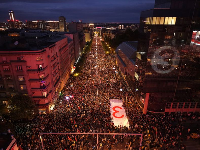 La concentración de la oposición en Belgrado el 22 de octubre del 2026. (AP foto/Armin Durgut)
