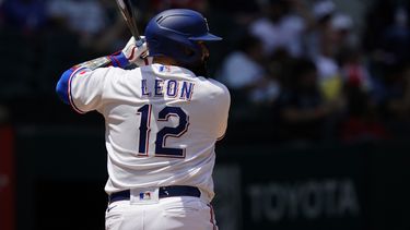 El venezolano Sandy León, de los Rangers de Texas, espera un lanzamiento en la caja de bateo durante el juego ante los Diamondbacks de Arizona, el miércoles 3 de mayo de 2023 (AP Foto/LM Otero)