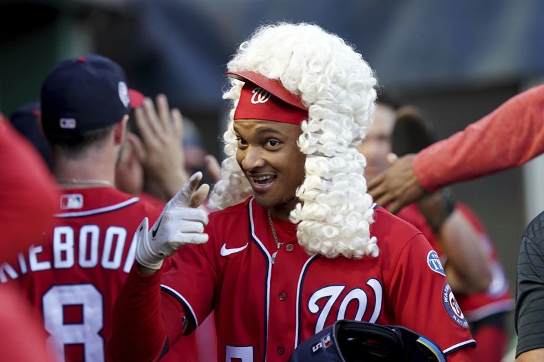 CJ Abrams, de los Nacionales de Washington, celebra en la caseta del equipo después de batear un cuadrangular de dos carreras en contra de los Piratas de Pittsburgh en la tercera entrada del juego de béisbol del lunes 11 de septiembre de 2023, en Pittsburgh. (AP Foto/Matt Freed)