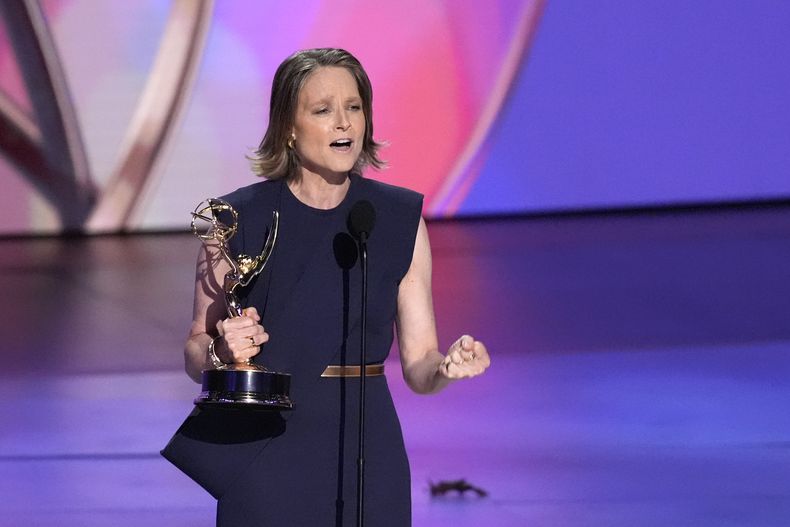 Jodie Foster recibe el premio a la mejor actriz de una serie limitada, antología o película para televisión por True Detective: Night Country durante la 76ª edición de los premios Emmy el domingo 15 de septiembre de 2024 en el Teatro Peacock de Los Ángeles.(Foto AP/Chris Pizzello)