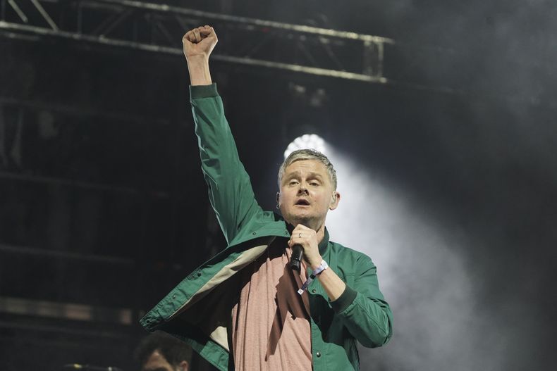El vocalista Tom Chaplin de la banda de rock británica Keane durante su presentación en la 25ª edición del festival de música Vive Latino en la Ciudad de México, el domingo 16 de marzo de 2025. (Foto AP/Aurea Del Rosario)