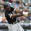 ARCHIVO - Foto del 9 de septiembre del 2023, Tim Anderson de los Medias Blancas de Chicago batea en la primera entrada del juego ante los Tigres de Detroit. El jueves 22 de febrero del 2024, Anderson firma por un año con los Marlins de Miami, según fuente AP. (AP Foto/Duane Burleson, Archivo)