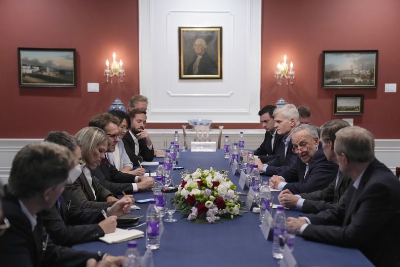 El líder de la mayoría demócrata del Senado de Estados Unidos, Chuck Schumer, tercero de la derecha, en una reunión en la residencia del embajador estadounidense en China, en Beijing, el 10 de octubre de 2023. (Foto AP /Andy Wong, Pool)