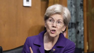 ARCHIVO - La senadora Elizabeth Warren habla durante una audiencia en el Capitolio, en Washington, el viernes 14 de marzo de 2025. (AP Foto/Ben Curtis, Archivo)
