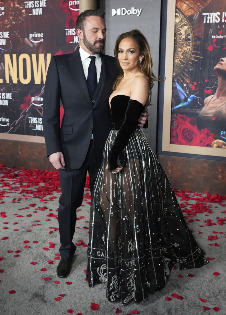 Jennifer Lopez, derecha, y Ben Affleck llegan al estreno de This Is Me... Now: A Love Story el martes 13 de febrero de 2024, en el Teatro Dolby en Los Ángeles. (Foto Jordan Strauss/Invision/AP)