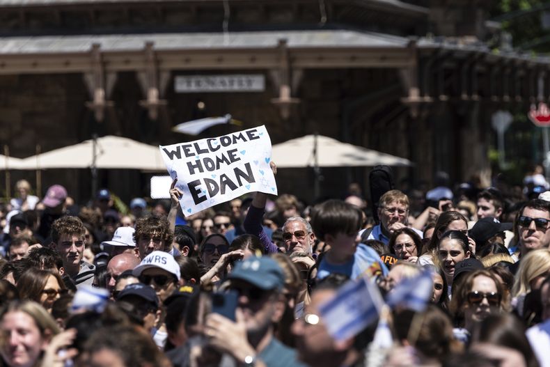 Gente reunida en el parque Huyler celebra la liberación del rehén estadounidense Edan Alexander quien estaba en manos de Hamás, el lunes 12 de mayo de 2025 en Tenafly, Nueva Jersey. (AP Foto/Stefan Jeremiah)