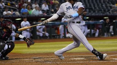 El dominicano Jesús Sánchez, de los Marlins de Miami, conecta un jonrón de tres carreras en el juego ante los Diamondbacks de Arizona, el miércoles 10 de mayo de 2023 (AP Foto/Matt York)