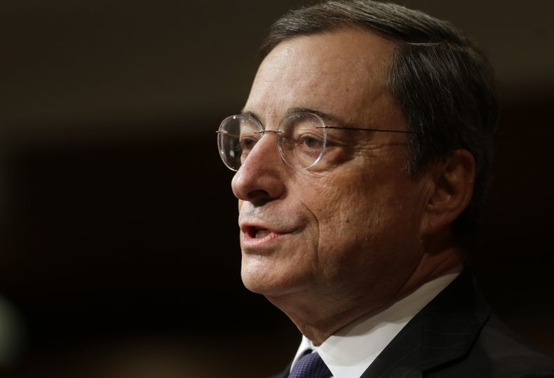 Mario Draghi, director del Banco Cental Europeo, da un discurso en la Facultad Kennedy de Gobierno de Harvard, en Massachusetts, el mi&eacute;rcoles 10 de octubre de 2013. (Foto AP/Steven Senne)