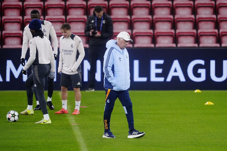 El técnico del Real Madrid Carlo Ancelotti (centro) durante un entrenamiento en el estadio Anfield de Liverpool, el martes 26 de noviembre de 2024. (Peter Byrne/PA vía AP)
