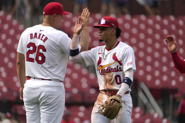 Masyn Winn (0) y Luken Baker (26), de los Cardenales de San Luis, celebran una victoria por 4-1 sobre los Padres de San Diego el jueves 29 de agosto de 2024 en San Luis. (AP Foto/Jeff Roberson)
