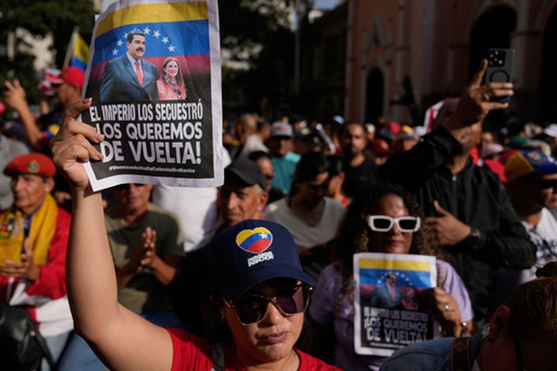 Partidarios del gobierno protestan para exigir que Estados Unidos libere al presidente Nicolás Maduro y la primera dama Cilia Flores, el domingo 4 de enero de 2026, en Caracas, Venezuela. (AP Foto/Ariana Cubillos)