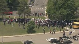 Alumnos participan en una protesta en apoyo de un jugador de voleibol de 18 años, el cual detenido por autoridades federales de inmigración de Estados Unidos, el lunes 2 de junio de 2024, en Milford, Massachusetts. (WCVB vía AP)