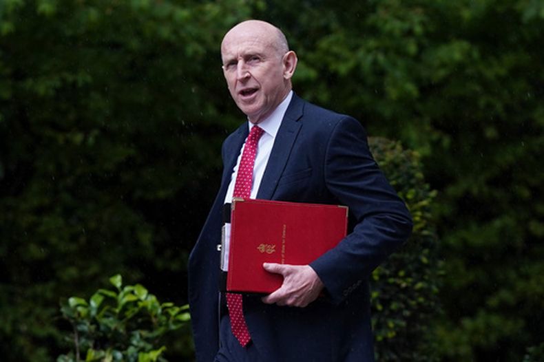 John Healey, ministro británico de Defensa, llega para una reunión del gabinete en la residencia oficial del primer ministro en Londres, el martes 2 de junio de 2026. (AP Foto/Alberto Pezzali)