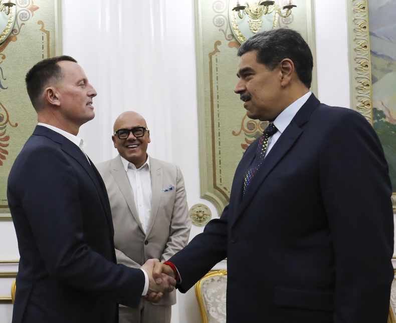 Esta fotografía proporcionada por la oficina de prensa de la presidencia de Venezuela muestra al presidente venezolano Nicolás Maduro (derecha) mientras estrecha la mano de Richard Grenell, el enviado especial del presidente estadounidense Donald Trump, en el Palacio de Miraflores, en Caracas, el viernes 31 de enero de 2025. Detrás de ellos está Jorge Rodríguez, presidente de la Asamblea Nacional. (Oficina de prensa de la presidencia de Venezuela vía AP)