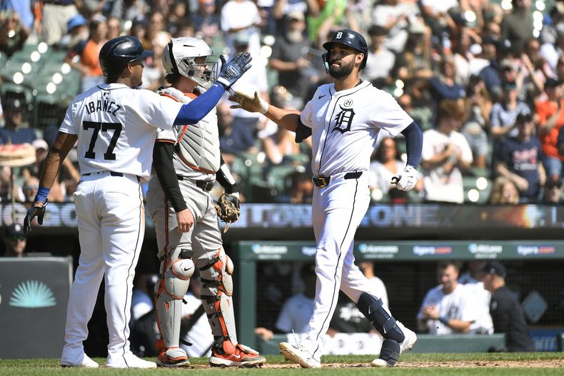 Riley Greene (derecha) de los Tigres de Detroit luego de batear un jonrón ante los Orioles de Baltimore, el domingo 15 de septiembre de 2024, en Detroit. (AP Foto/José Juárez)