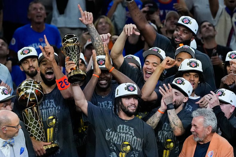 Jalen Brunson, escolta de los Knicks de Nueva York, con el trofeo de MVP de las Finales de la NBA tras la victoria sobre los Spurs de San Antonio en el quinto juego, el sábado 13 de junio de 2026, en San Antonio. (AP Foto/Ross D. Franklin)