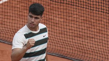 El español Carlos Alcaraz celebra al vencer al estadounidense Ben Shelton en la cuarta ronda del Abierto de Francia en Roland Garros el domingo primero de junio del 2025. (AP Foto/Christophe Ena)