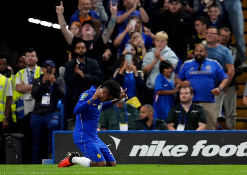 El brasileño Estevao, del Chelsea, festeja tras anotar ante Luto0n Town en un duelo de la Copa de la Liga inglesa, el jueves 27 de agosto de 2026 (Adam Davy/PA via AP)
