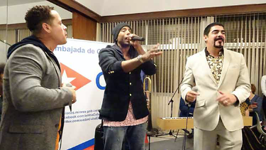 los orishas dedican recital a la juventud comunista