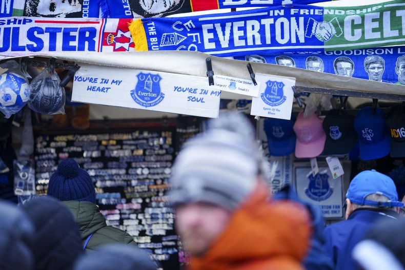ARCHIVO - Hinchas de Everton llegan al estadio Goodison Park previo al partido contra West Ham en la Liga Premier, el sábado 2 de marzo de 2024. (AP Foto/Jon Super)