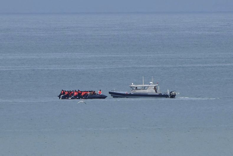 ARCHIVO - Un barco que se cree lleva migrantes es escoltado por un barco de la Gendarmería Nacional Francesa en el Canal de la Mancha, cerca de la playa de Wimereux, Francia, el miércoles 4 de septiembre de 2024. (AP Foto/Nicolas Garriga, Archivo)