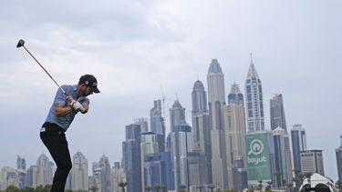 Reed saca ventaja ante McIlroy tras retraso en Dubái