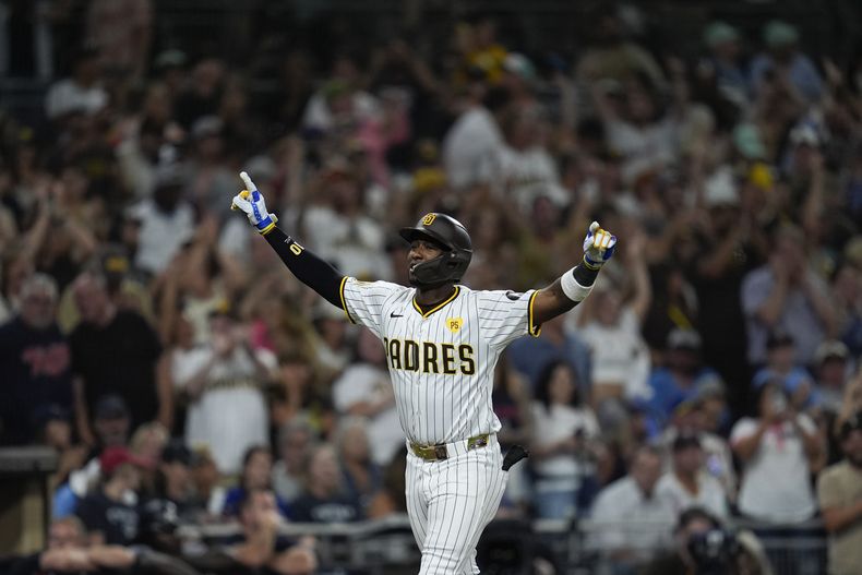 Jurickson Profar, de los Padres de San Diego, festeja luego de conectar un jonrón de tres carreras ante los Mellizos de Minnesota, el martes 20 de agosto de 2024 (AP Foto/Gregory Bull)