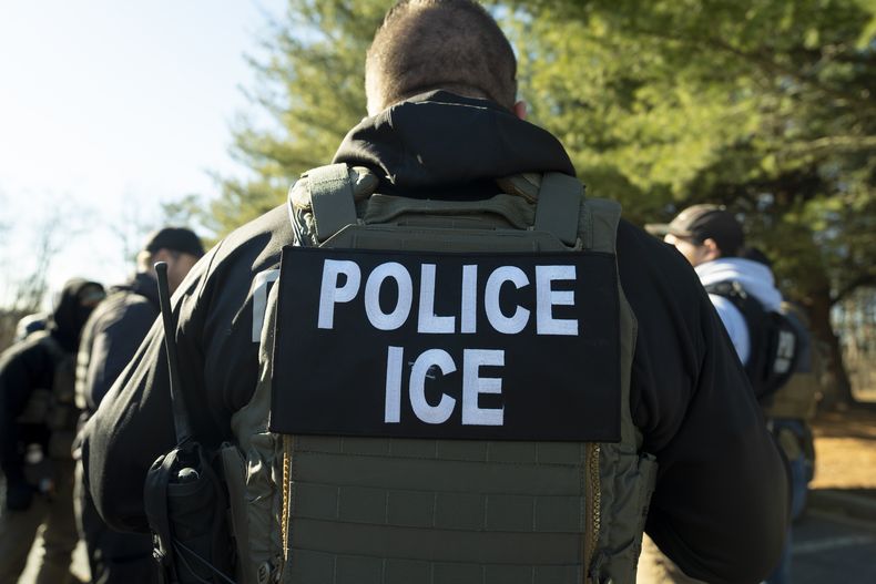 El director de la unidad sobre el terreno del Servicio de Control de Inmigración y Aduanas (ICE, por sus siglas en inglés), Matt Elliston, escucha durante una sesión informativa, el lunes 27 de enero de 2025, en Silver Spring, Maryland. (AP Foto/Alex Brandon)