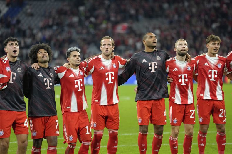 Los jugadores del Bayern Múnich festejan al final de su encuentro de la Liga de Campeones frente al Chelsea, el miércoles 17 de septiembre de 2025 (AP Foto/Martin Meissner)