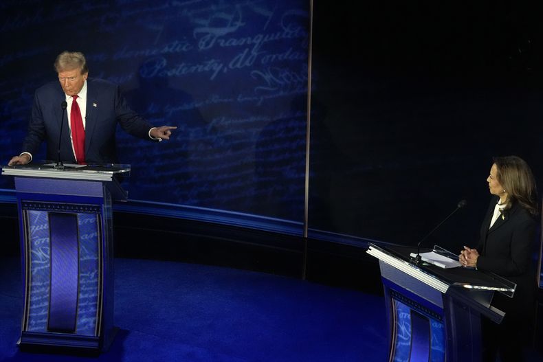 ARCHIVO - El candidato presidencial republicano, el expresidente Donald Trump, y la candidata presidencial demócrata, la vicepresidenta Kamala Harris, participan durante un debate presidencial de ABC News en el Centro Nacional de la Constitución, el martes 10 de septiembre de 2024, en Filadelfia. (AP Foto/Alex Brandon, Archivo)