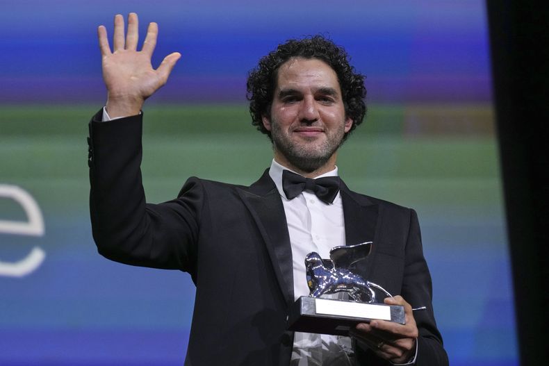 Benny Safdie acepta el León de Plata al mejor director por The Smashing Machine durante la ceremonia de premiación de la 82ª edición del Festival de Cine de Venecia en Venecia, Italia, el sábado 6 de septiembre de 2025. (Foto Alessandra Tarantino/Invision/AP)
