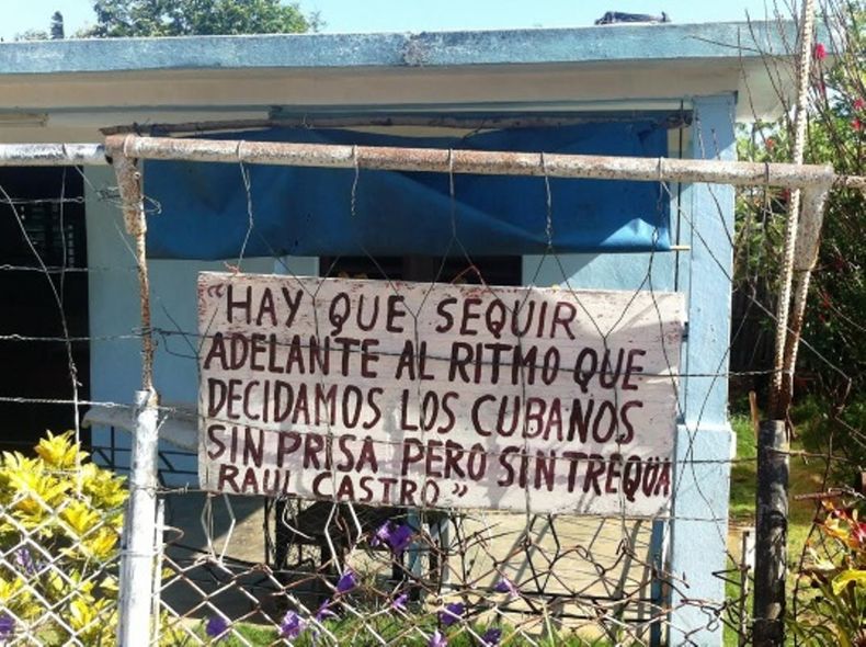 Carteles en cerca perimetral de la casa de Idelfonso Estevez.