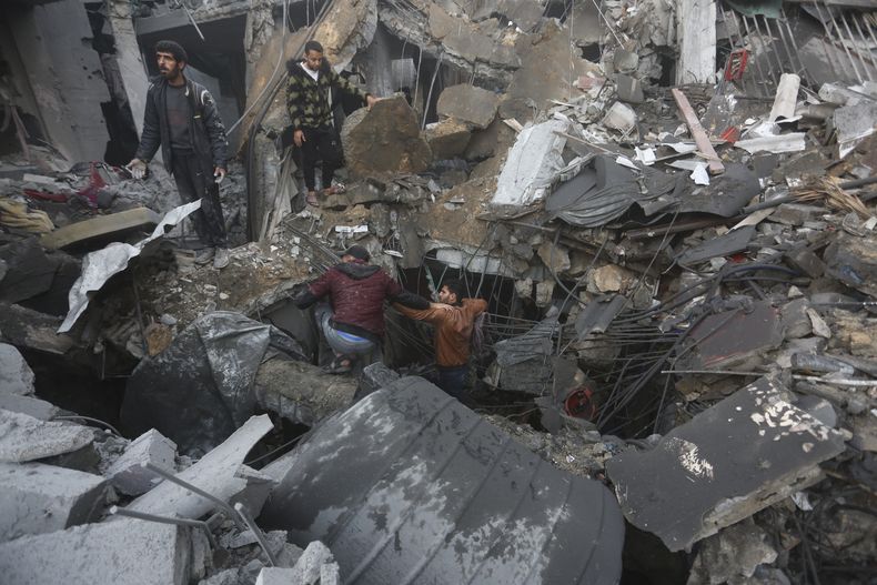 Palestinos buscan sobrevivientes del bombardeo israelí sobre la Franja de Gaza en Rafah, el martes 12 de diciembre de 2023. (AP Foto/Hatem Ali)