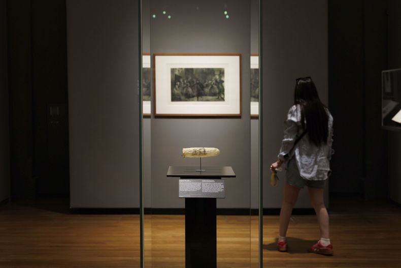 En esta imagen proporiconada por el Rijksmueum, muestra un condón con estampado, circa 1830, expuesto en el Rijksmuseum de Ámsterdam. (Kelly Schenk/Rijksmuseum vía AP)