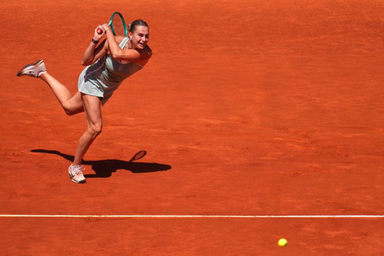 Aryna Sabalenka devuelve ante Naomi Osaka durante el Abierto de Madrid, el lunes 27 de abril de 2026. (AP Foto/Manu Fernández)