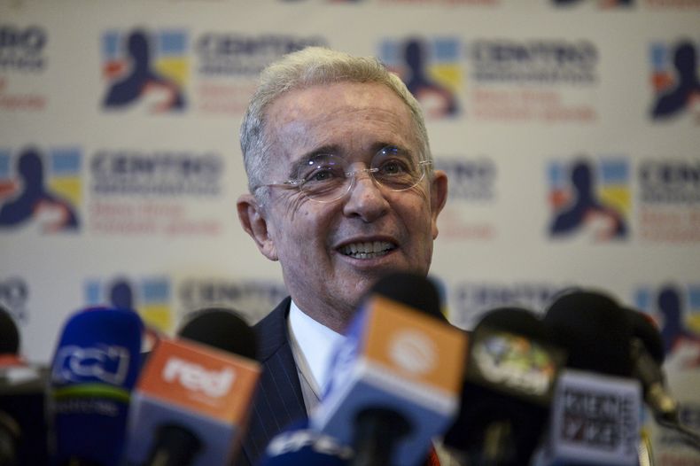 Archivo - El expresidente Álvaro Uribe habla durante una conferencia de prensa en la sede del partido Centro Democrático luego de reunirse con el presidente electo Gustavo Petro en Bogotá, Colombia, el 29 de junio de 2022. Un juez colombiano absolvió el miércoles 13 de noviembre de 2024 a Santiago Uribe, hermano del influyente expresidente, de los delitos de homicidio y concierto para delinquir por la conformación de un grupo armado paramilitar, un caso del que se ha defendido desde hace tres décadas. (Foto AP/Lina Gasca, Archivo)