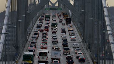 ARCHIVO – En esta foto de archivo del 10 de diciembre 2015, varios vehículos se abren paso hacia el oeste en la carretera interestatal 80 cruzando el puente entre San Francisco y la bahía de Oakland, vistos desde Treasure Island en San Francisco. (AP Foto/Ben Margot, Archivo)