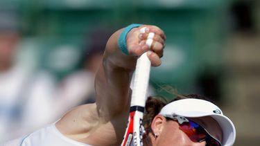 americateve | La australiana Samantha Stosur en un pasaje del encuentro en que venci&oacute; a la canadiense Eugenie Bouchard en la final del Abierto de Jap&oacute;n en Osaka el 13 de octubre del 2013 (AP Foto/Kyodo News) JAPAN OUT, CREDIT MANDATORY